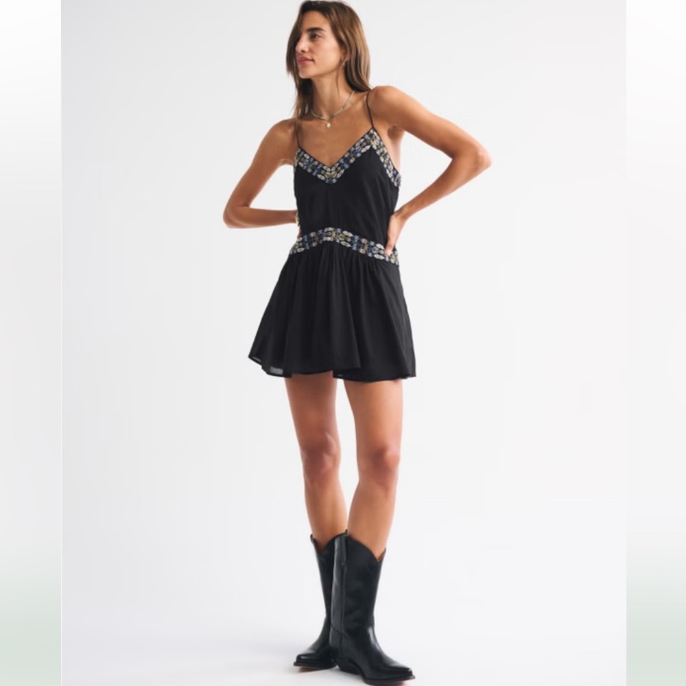 Abercrombie & Fitch V-Neck Flowy Mini Skort